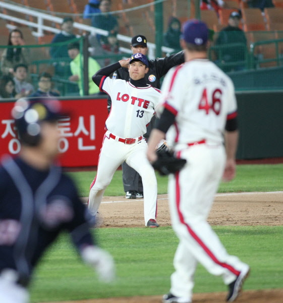 오재원의 빠른발을 잡아내는 황재균선수의 레이져 송구